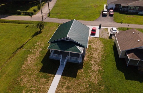 Williamsburg House | Cumberland Mountainside Stay (1 Mile from University of the Cumberlands)
