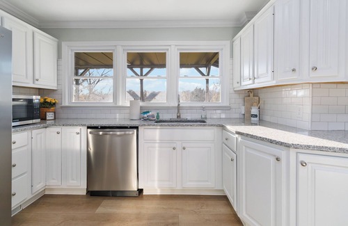 Bronston House | "Cumberland Shoreline Retreat" Waterfront Access, Fun, Hot Tub, Marinas