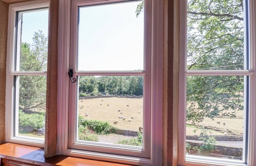 Shipley House | CUNLIFFE HOUSE, pet friendly, with hot tub in Esholt