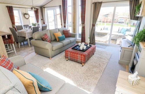South Lakeland Leisure Village Cottage | CURLEW LODGE, family friendly, with pool in Carnforth
