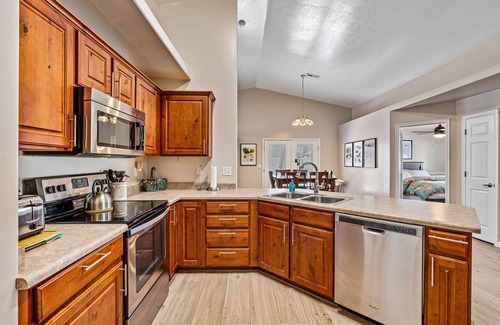 Ogden House | Cushy 5-Star Home: BBQ, 7-Bed, Bball Hoop, Netflix