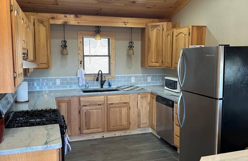 Eminence Cabin | Custom 3-bedroom lodge with AC, WiFi in wonderful Eminence