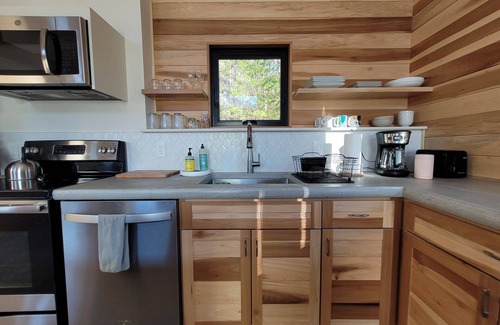 Alexander Cottage | Custom-built mountain cottage w/hot tub & heated floors