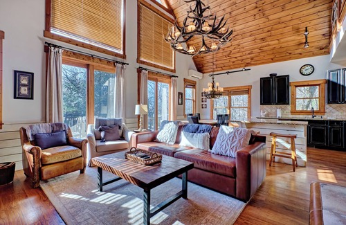 Cashiers House | Custom Built Mountain Home on 4 Acres - 5 Miles from Old Edwards Inn