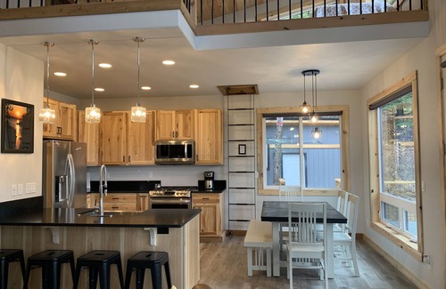 Sandpoint Cabin | Custom Cabin: Great location, Hot Tub, & more!