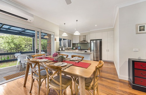 Kew House | Custom designed spacious luxury home with modern amenities in Kew, 7km to city.