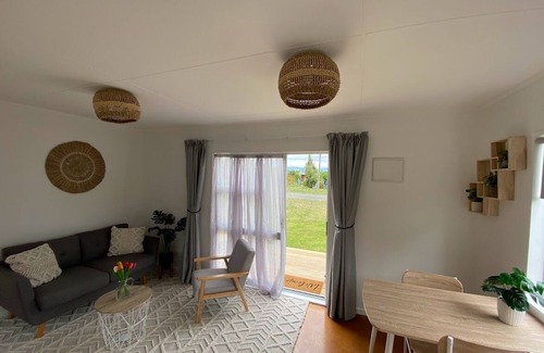 Foxton Beach Cottage | Cute 1 bedroom cottage - a couples retreat