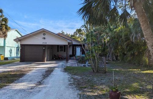 Vamo House | Cute 3/2 Siesta home steps from Siesta waters