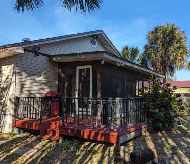Vamo House | Cute 3/2 Siesta home steps from Siesta waters