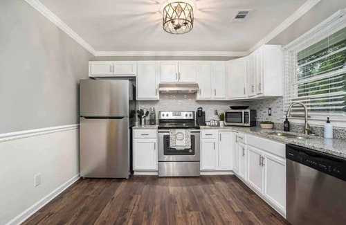 Forest Park House | Cute 3 bedroom near ATL Airport w/King Bed & Den