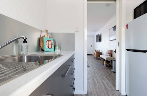 Riverside Apartment | Cute and Cosy Studio with Parking & WiFi