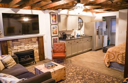 Cotter House | Cute and Cozy, pet friendly home in downtown Cotter!n