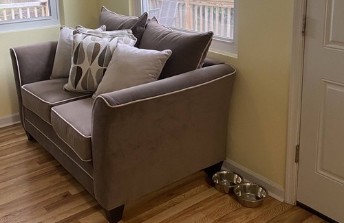 Issue House | Cute, Charming House that is Pet Friendly and less than 10 minutes from Beach