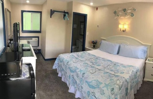 Buzzards Bay Hotel | CUTE, CLEAN KING BED & PRIVATE BATH/WEEKLY/WALK TO MAIN ST.