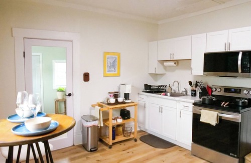 Merion Village House | Cute Columbus Bungalow + Modern Amenities. 7 min from downtown!