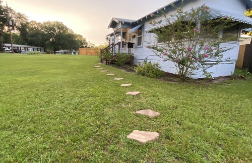 Arlington House | Cute, comfy and pet friendly cottage close to everything!