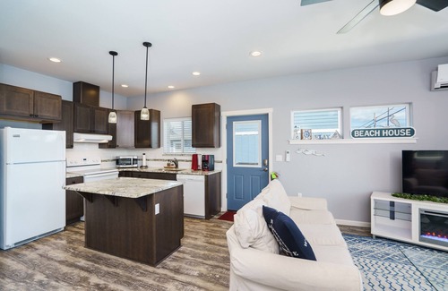 Anacortes House | Cute cottage, peek-a-boo view close to everything Anacortes has to offer.