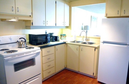 Langley House | CUTE COUNTRY COTTAGE - Walk to Winery & Berry Farm - Private Deck - Vancouver