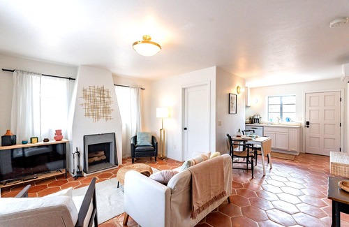 Blenman-Elm House | Cute & Cozy 2BR/1BA Adobe w Firepit Near UA & UMC - Low Summer Rates! 🏡🌵🌞