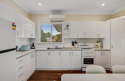 South Toowoomba House | Cute & Cuddly - Somerset Cottage