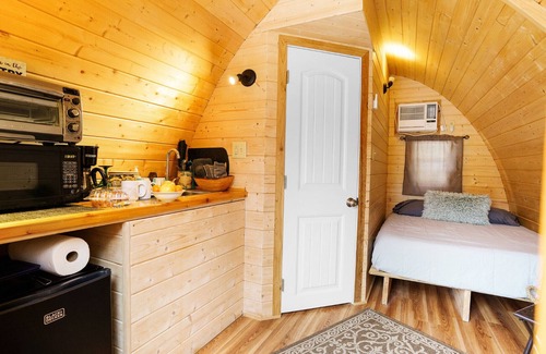 Ashland Cabin | Cute European Bungalow Cabin w/Hot Tub. 1 Double Bed and Pet Friendly!