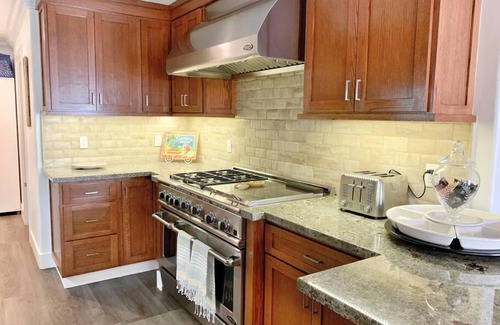Huntington Beach House | CUTE HOME 7 BLOCKS TO BEACH . XBOX . BIKES . PETS