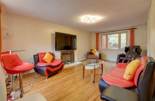 Mount Lebanon House | Cute Home with Patio about 7 Mi to Dtwn Pittsburgh