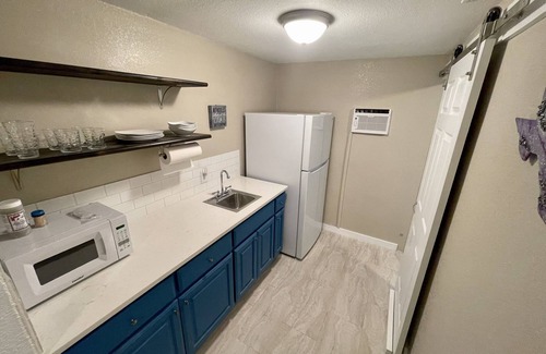 Granite Shoals Apartment | Cute little studio apartment only two blocks from Lake LBJ.