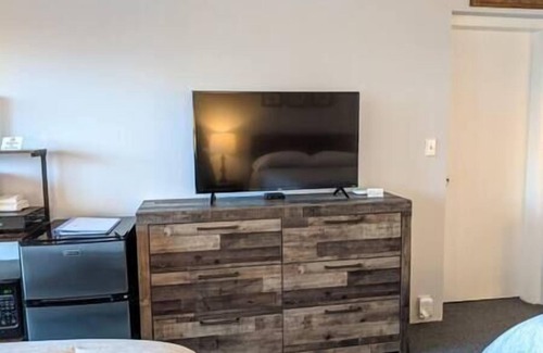 Weirs Beach Apartment | Cute Lower Level Cedar Lodge Room with Balcony & Lake Views!