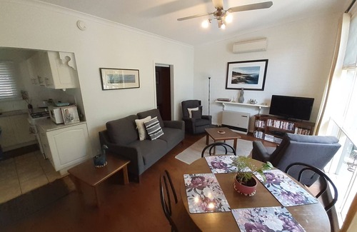 Rosebud House | Cute n cosy, relaxing holiday home opposite the beach comfy, quiet and tranquil
