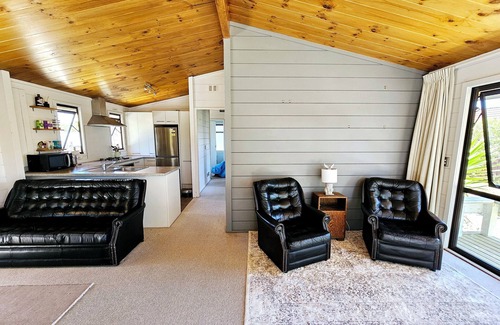 Paraparaumu Beach Cottage | Cute 'n' Cozy on Manly