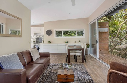 Randwick Apartment | Cute, private 2BR cottage ‘in the trees’, plus sofa bed, great location