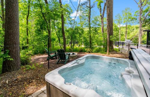 Rileyville Apartment | Cute Riverside Cabin w Hot Tub Fire Pit & Kayaks