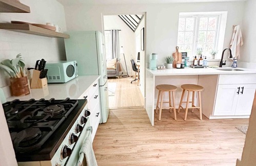 Suffern House | Cute Romantic Cottage!