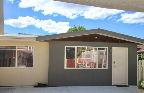 Thornlie Villa | Cute Stylish Family Home in Thornlie