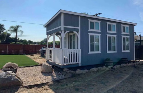 Lakeside House | Cute Tiny House in Lakeside
