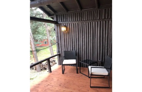 Evergreen Cabin | Cute Two Bedroom Cabin