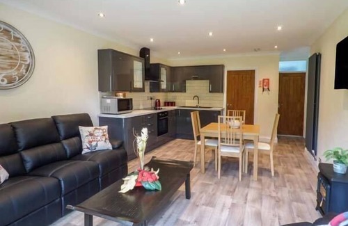 Pontyclun Cottage | CWM GRAN MEADOWS, pet friendly, with a garden in Llanharry