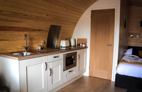 Newcastle-on-Clun Cottage | Cwm Hapus - Glamping Pod with Hot Tub Sleeping 4 guests, Pet Friendly