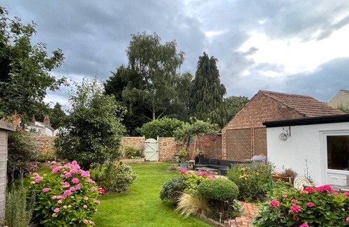 Uppingham House | Cybil's Retreat - 2 bedroom house near town centre with enclosed garden