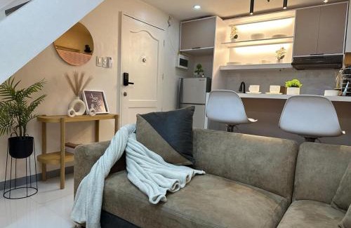 South Triangle Apartment | Cylo's Place Spacious 2BR Apt linked to MRT Station near GMA 7