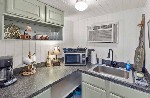 Oil City Apartment | Cypress Chalet- Caddo Lake Cabin 4 with Kayaks! Caddo Lake Cabins, Oil City, La