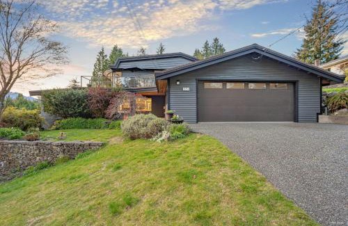 Upper Lonsdale House | Cypress: Private Bedroom/Bathroom/Office, with Shared Pool, Hot tub