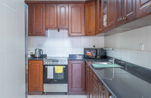 Al Hamra Village Apartment | Czechin - Royal Breeze 4