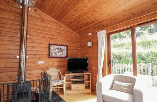 Stromeferry Cottage | DAILFEARN CHALET, family friendly, with open fire in Balmacara