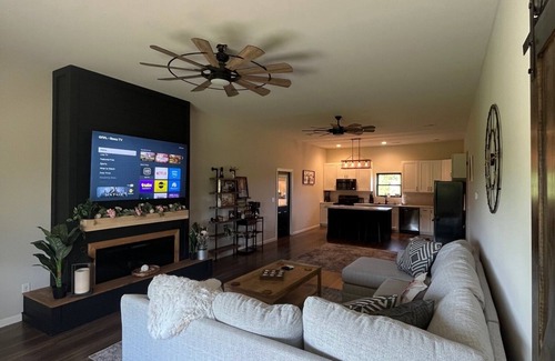 Eolia House | DairyLand - A Private Getaway on 16 acres next door to Dairy Farm with EV Hookup