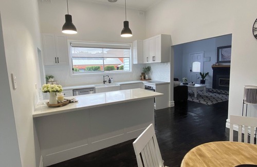 Golden Square House | Daisy Cottage - 4 bedrooms, Close to CBD