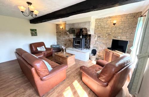 Le Mesnil-Gilbert House | Daisy Cottage with seasonal Swimming Pool