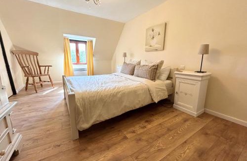 Le Mesnil-Gilbert House | Daisy Cottage with seasonal Swimming Pool