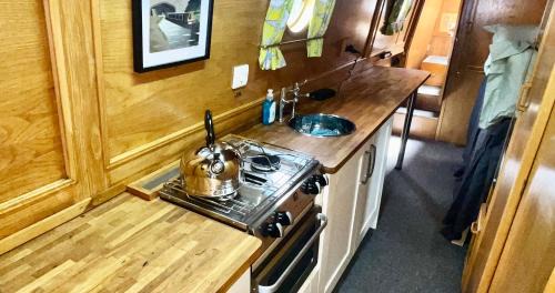 Fenny Stratford Boat Rental | Daisy Mutler Holiday Boat Hire